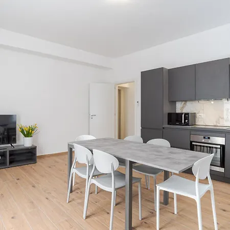 Roomy And Bright With Terrace! *