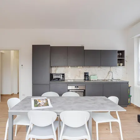 Roomy And Bright With Terrace! Cesana Brianza