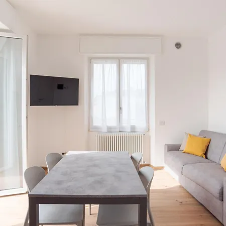 Roomy And Bright With Terrace! Apartment Cesana Brianza